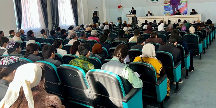 Вохӯрии судманд бо падару модарон ва хонандагони Муассисаи давлатии Литсейи №5 ноҳияи Исмоили Сомонӣ