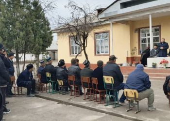 Вохӯрии судманди гурӯҳи таблиғотӣ бо сокинони касбу кори гуногуни шаҳри Турсунзода