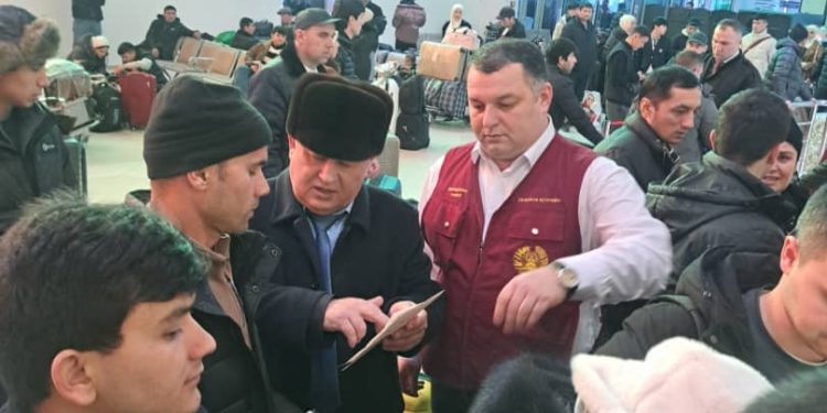 Встречи и беседы с гражданами республики продолжаются в “Международном аэропорту города Душанбе”