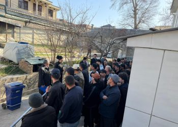 Вохӯрии навбатӣ бо шаҳрвандон дар назди Маркази сершуғли муҳоҷирон