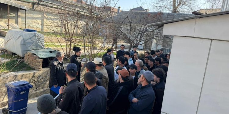 Вохӯрии навбатӣ бо шаҳрвандон дар назди Маркази сершуғли муҳоҷирон