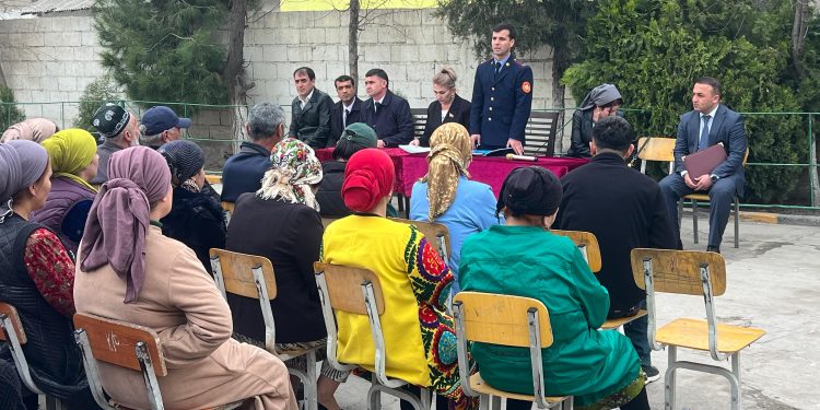 Вохӯрии навбатӣ бо сокинони маҳаллаи Озодии ноҳияи Синои шаҳри Душанбе