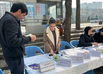 Ярмарка вакансий и новые рабочие места перед торговым центром «Гулистон» города Душанбе