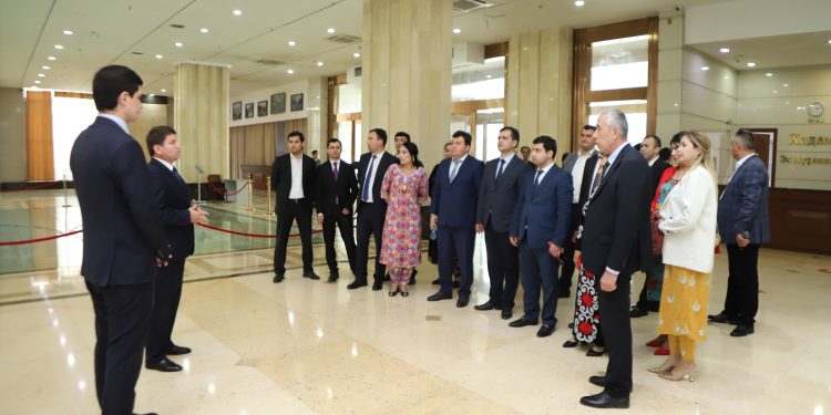 Боздиди кормандони Хадамоти муҳоҷират аз “Осорхонаи миллӣ”