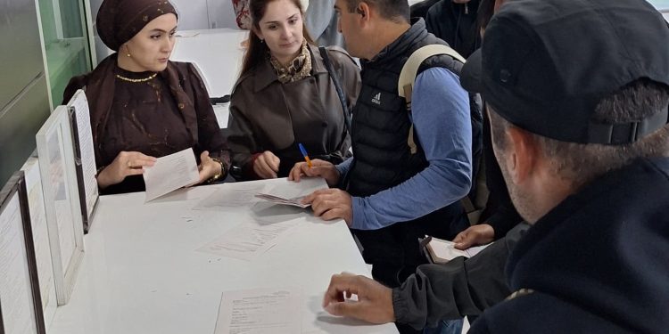 Вохӯриву суҳбатҳо бо муҳоҷирони меҳнатии ба ватан бозгашта дар “Фурудгоҳи байналмилалии шаҳри Душанбе”