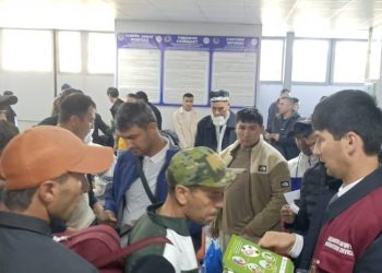 Суҳбату вохӯрӣ бо муҳоҷирони меҳнатӣ дар “Фурудгоҳи байналмилалии Бохтар”