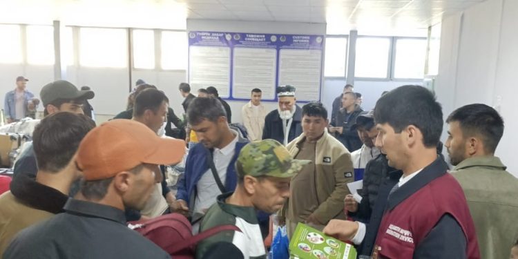 Суҳбату вохӯрӣ бо муҳоҷирони меҳнатӣ дар “Фурудгоҳи байналмилалии Бохтар”