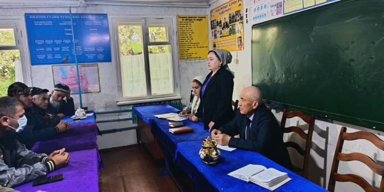 Мулоқоти судманд бо падару модарон ва омӯзгорону хонандагон дар ноҳияи Файзобод