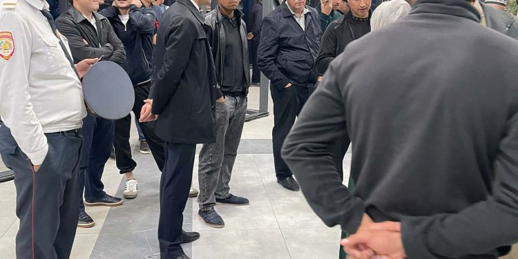 Продолжаются беседы и встречи с трудовыми мигрантами в «Международном аэропорту города Душанбе»