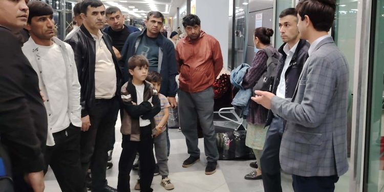 Продолжение беседы и встреч с трудовыми мигрантами в «Международном аэропорту города Душанбе»