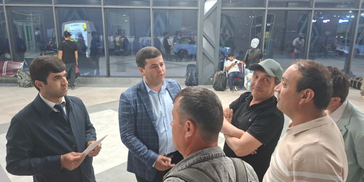 Идомаи корҳои фаҳмондадиҳӣ дар ду баст дар “Фурудгоҳи байналмилалии шаҳри Душанбе”