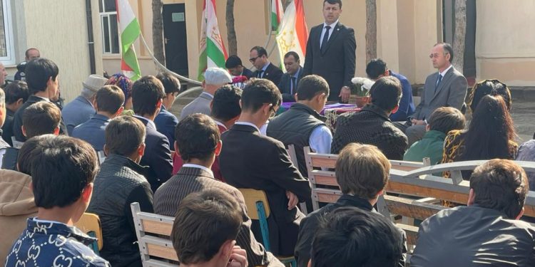 Состоялась плодотворная встреча с учителями, учениками и родителями вернувшихся мигрантов в Фархорском районе