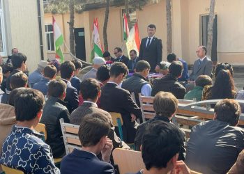 Вохӯрии судманд бо омӯзгорону хонандагон ва волидони муоҷирони бозгашта дар ноҳияи Фархор