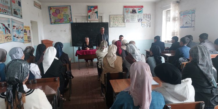 Вохӯрии судманд бо омӯзгорон ва хонандагон дар шаҳри Панҷакент