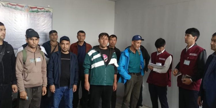Суҳбату вохӯрӣ бо шаҳрвандон дар “Фурудгоҳи байналмилалии Бохтар”
