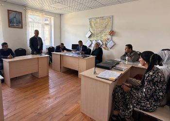 Суҳбати самимӣ бо омӯзгорону хонандагон дар Ҷамоати деҳоти Ворӯ шаҳри Панҷакент