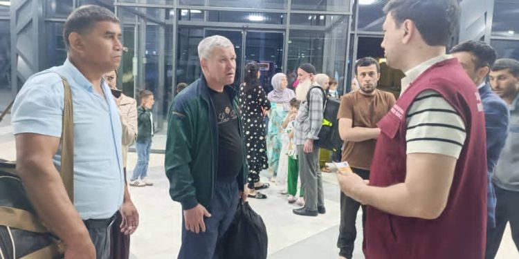 Суҳбату вохӯрӣ бо муҳоҷирони меҳнатӣ дар “Фурудгоҳи байналмилалии шаҳри Душанбе” идома дорад