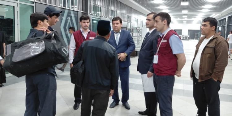 Суҳбату вохӯриҳо бо муҳоҷирони меҳнатии бозгашта дар “Фурудгоҳи байналмилалии шаҳри Душанбе”