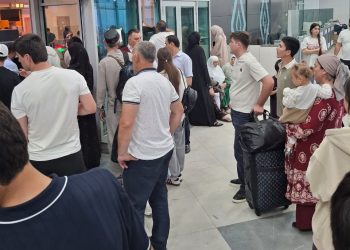 Идомаи суҳбату вохӯрӣ бо шаҳрвандон – муҳоҷирони меҳнатӣ дар “Фурудгоҳи байналмилалии шаҳри Душанбе”