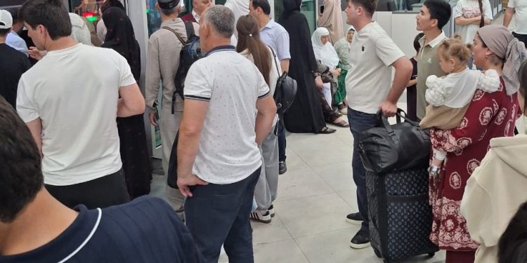 В “Международном аэропорту города Душанбе” продолжаются беседы и встречи с гражданами – трудовыми мигрантами