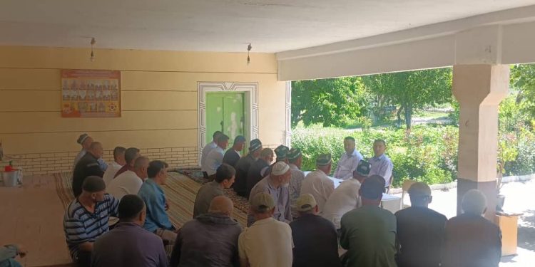 Вохӯрӣ бо сокинони Ҷамоати деҳоти Чоркӯҳи шаҳри Исфара