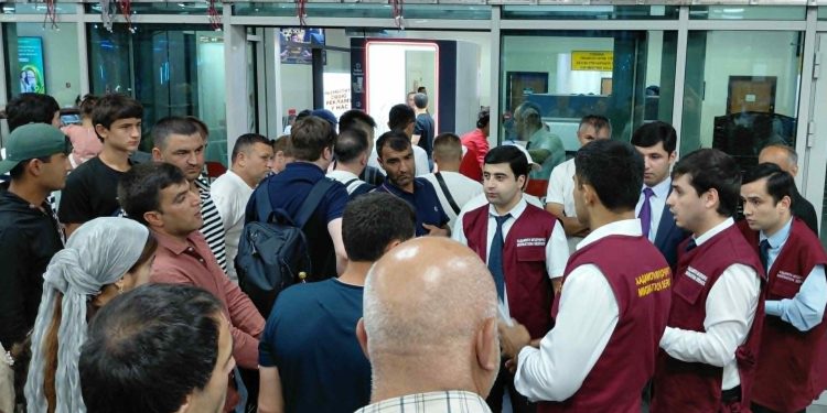 Суҳбату вохӯрӣ бо шаҳрвандон дар “Фурудгоҳи байналмилалии шаҳри Душанбе”
