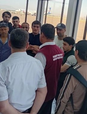 Вохӯрии судманд бо шаҳрвандони бозгашта дар “Фурудгоҳи байналмилалии Кӯлоб”