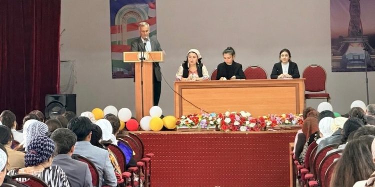 Чорабини  навбати  байни омӯзгорон, фаъолон  ва оилаҳои муҳоҷирони меҳнатӣ дар шаҳри Панҷакент