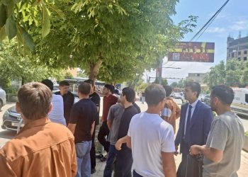 Встреча с жителями страны перед Многофункциональным центром миграции