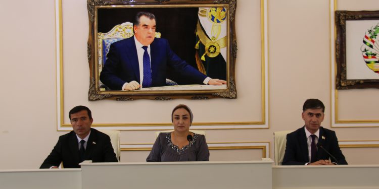 ВАҲДАТИ МИЛЛӢ – ШУКУФОИИ ВАТАН МЕБОШАД. Бахшида ба Рӯзи Ваҳдати миллӣ дар ноҳияи Варзоб конференсияи ноҳиявӣ доир гардид
