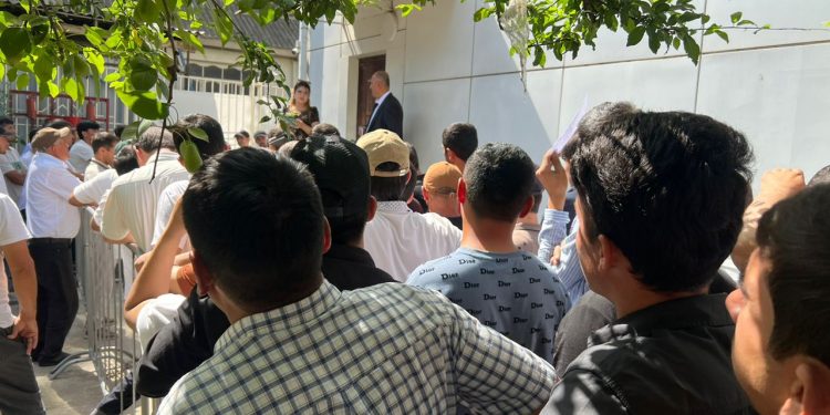 Идомаи вохӯриҳо бо сокинони кишвар дар назди Маркази сершуғли муҳоҷират