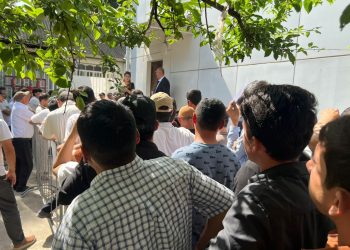 Продолжение встреч с жителями страны перед Многофункциональным центром миграции