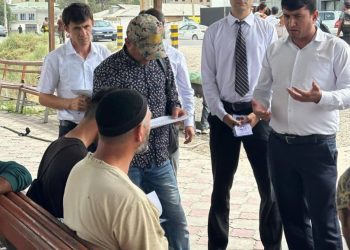 Вохӯрии судманд бо шаҳрвандон — корҷӯён дар маркази шаҳри Бохтар