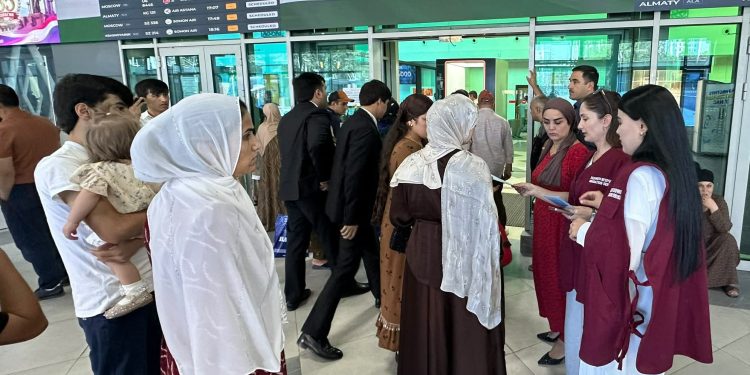 Продолжение встречи с гражданами в “Международном аэропорту города Душанбе”