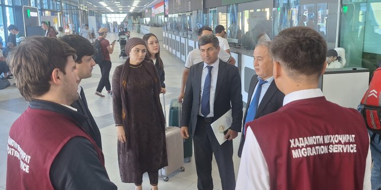 Комиссияи одоби Раёсати Хадамоти муҳоҷират дар “Фурудгоҳи байналмилалии шаҳри Душанбе”