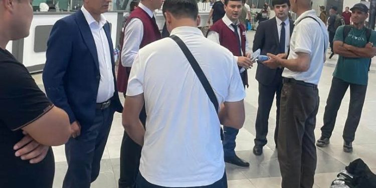 Плодотворная встреча с гражданами в «Международном аэропорту города Душанбе»
