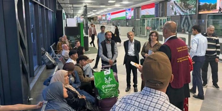 Беседы и встречи с гражданами в «Международном аэропорту города Душанбе»