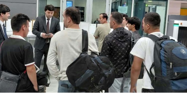Разъяснительная работа с гражданами в “Международном аэропорту города Душанбе”