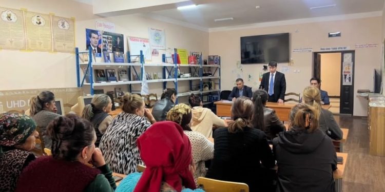 Вохӯрии машваратӣ бо сокинони ноҳияи Рӯшон